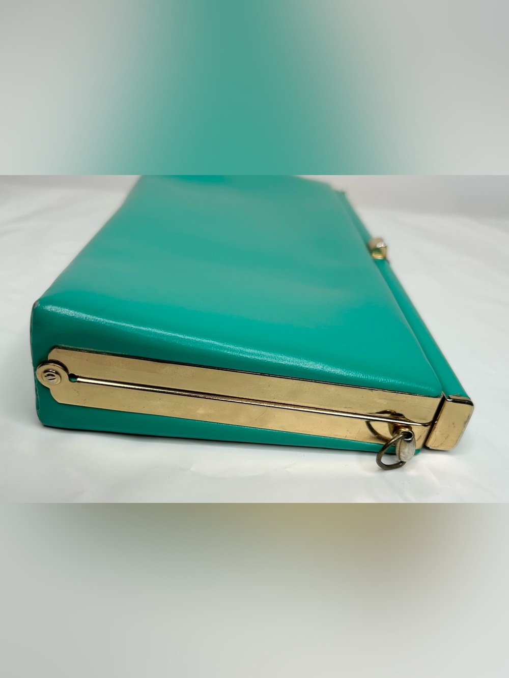 Vintage Green Leatherette Convertible Clutch with detachable strap - Picture 9 of 10